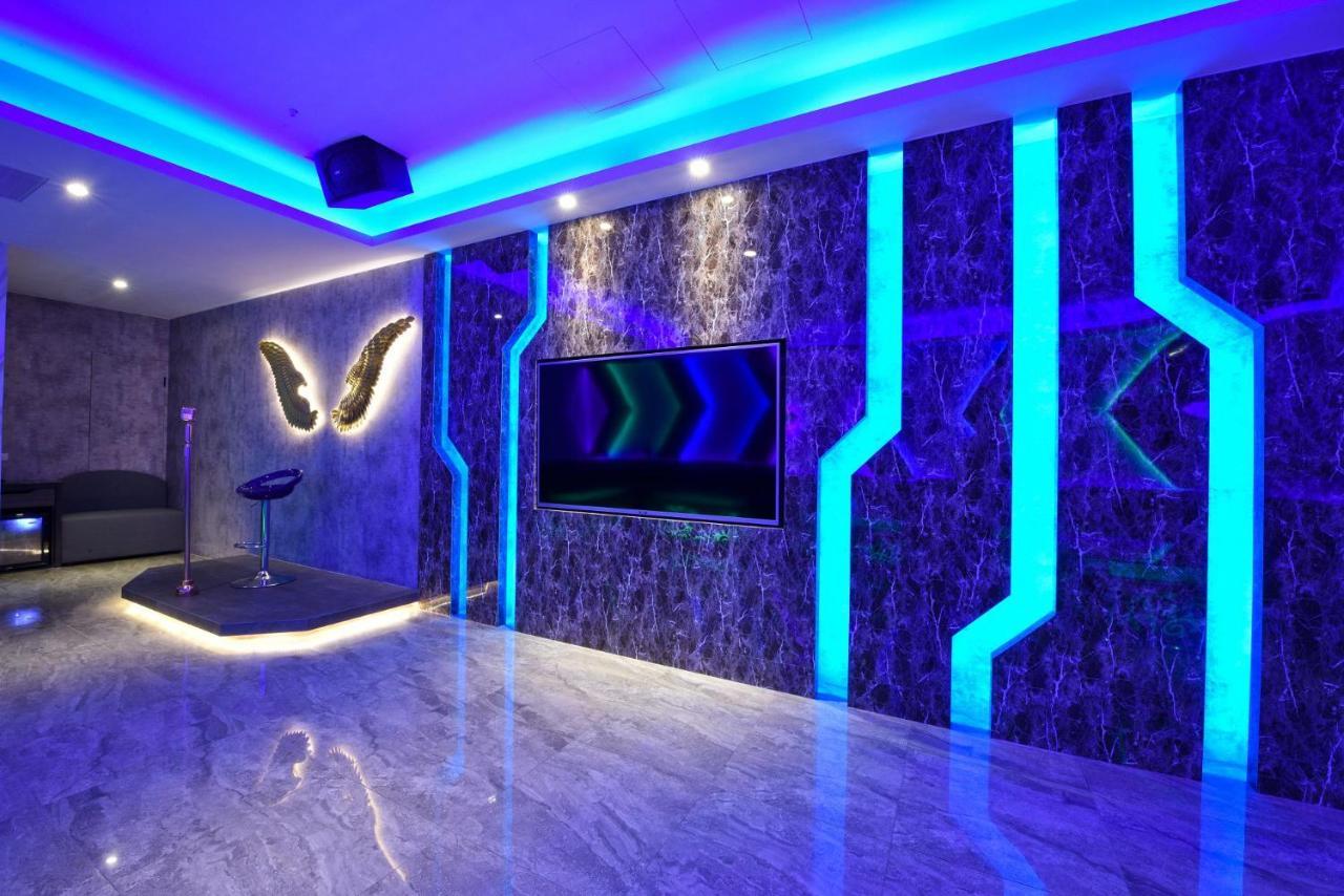 W3 Motel Luzhu Exterior photo